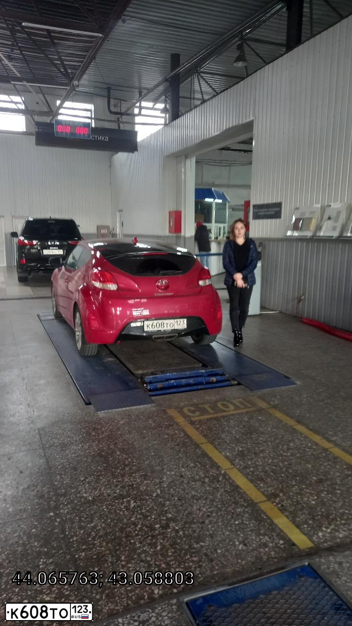 Фото автомобиля HYUNDAI VELOSTER, 2015 — госномер К608ТО123. Цвет: Красный