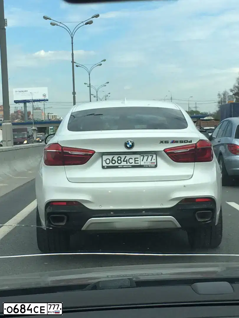 Фото автомобиля BMW X6M, 2016 — госномер О684СЕ777. Цвет: БЕЛЫЙ