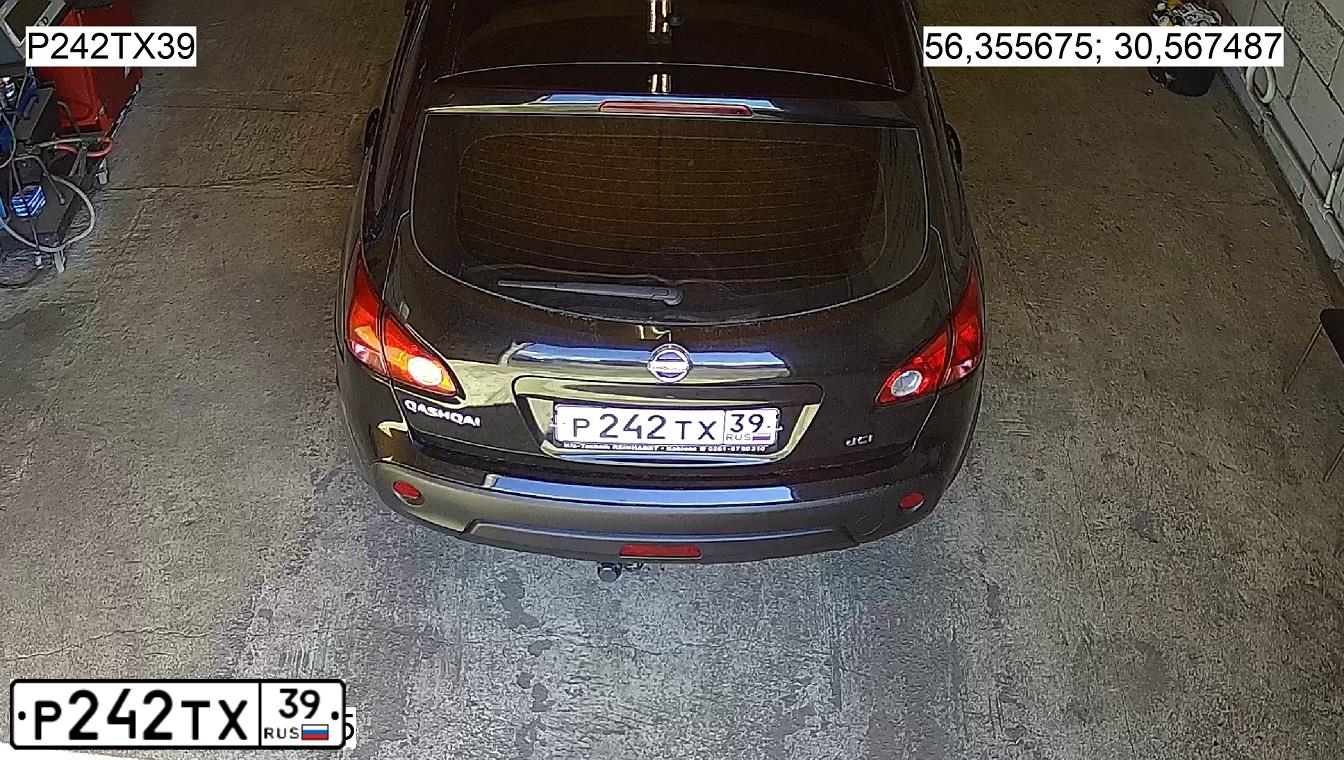 Фото автомобиля NISSAN QASHQAI, 2007 — госномер Р242ТХ39. Цвет: ЧЕРНЫЙ