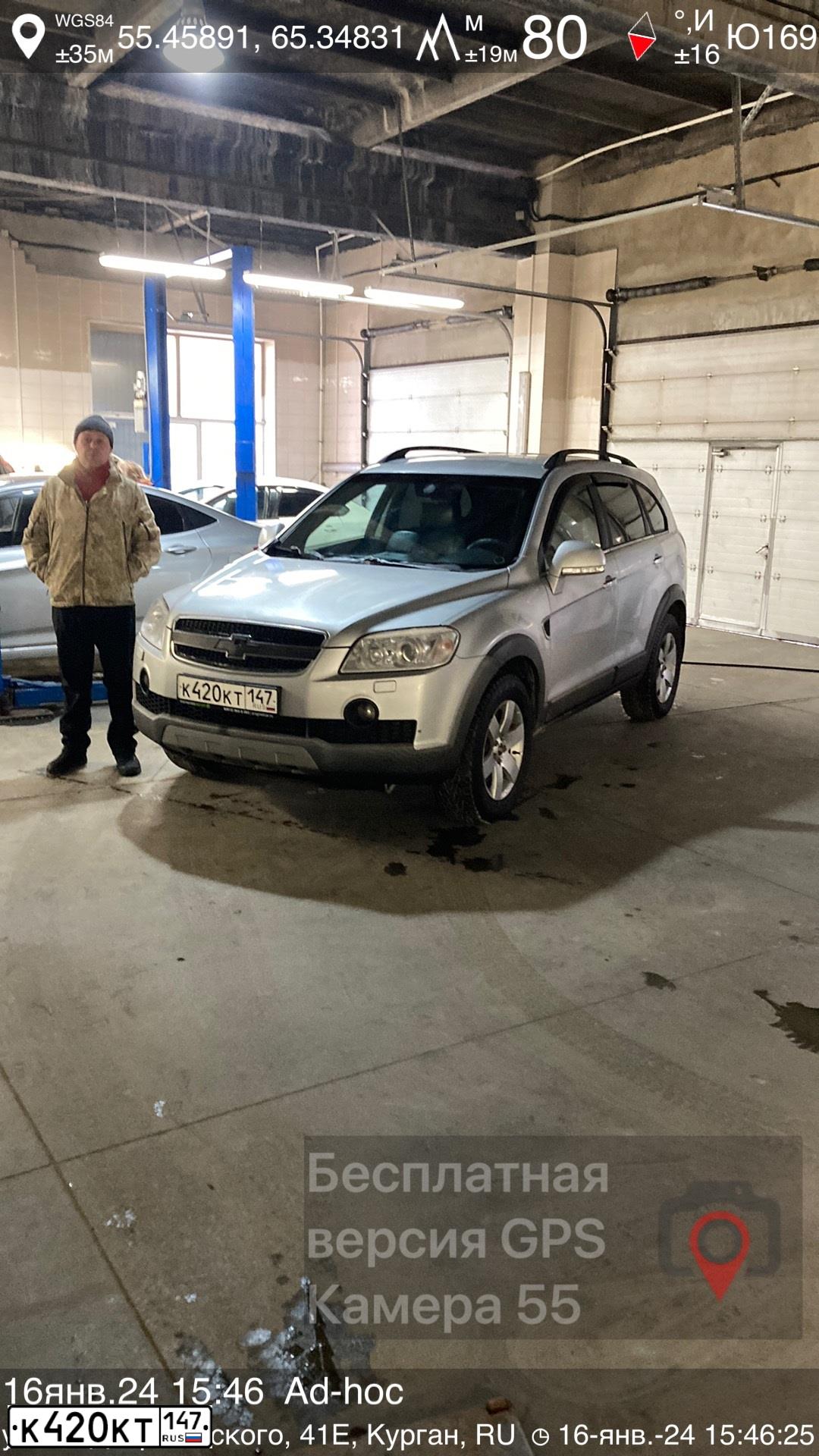 Фото автомобиля CHEVROLET CAPTIVA, 2010 — госномер Е777КХ98. Цвет: СЕРЕБРИСТЫЙ МЕТАЛЛИК
