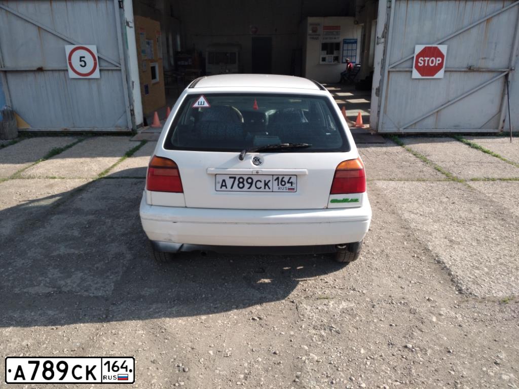 Фото автомобиля VOLKSWAGEN GOLF, 1993 — госномер А789СК164. Цвет: Белый