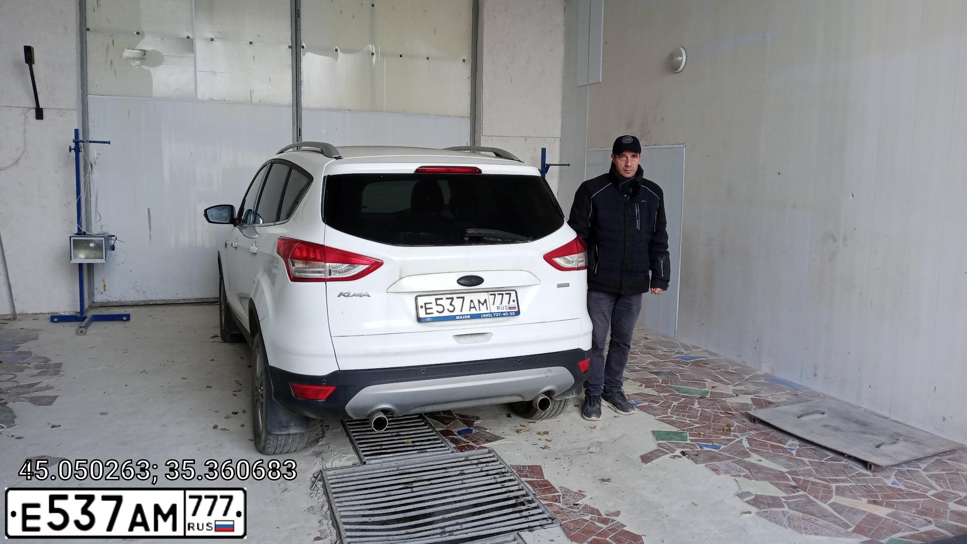 Фото автомобиля FORD KUGA, 2013 — госномер Е537АМ777. Цвет: БЕЛЫЙ
