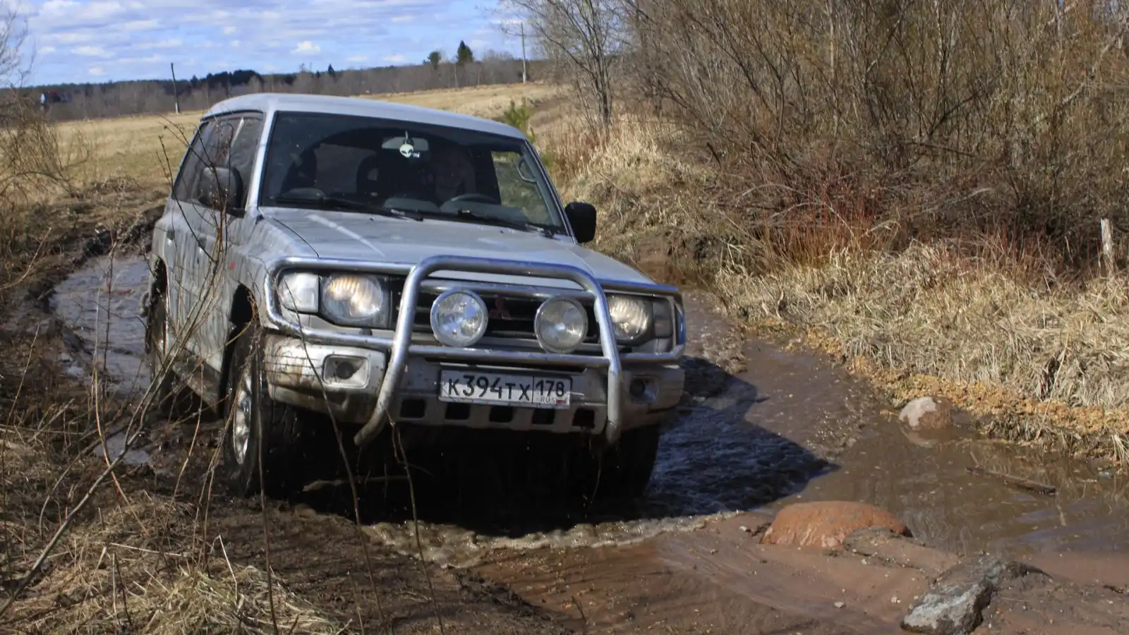 Фото автомобиля MITSUBISHI PAJERO, 1999 — госномер С561ХК53. Цвет: СЕРЕБРИСТЫЙ