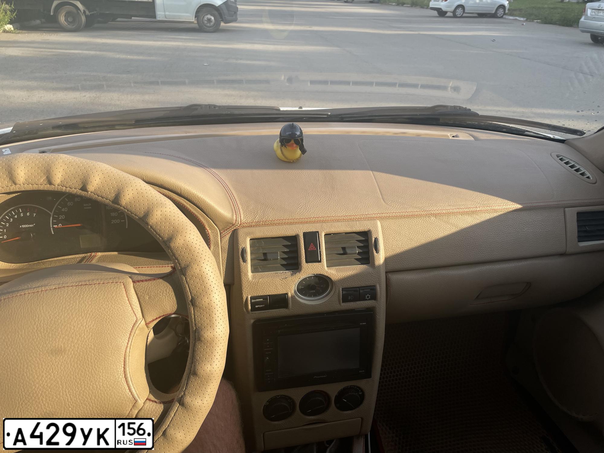 Фото автомобиля LADA 2170 PRIORA, 2008 — госномер А429УК156. Цвет: белый раптор