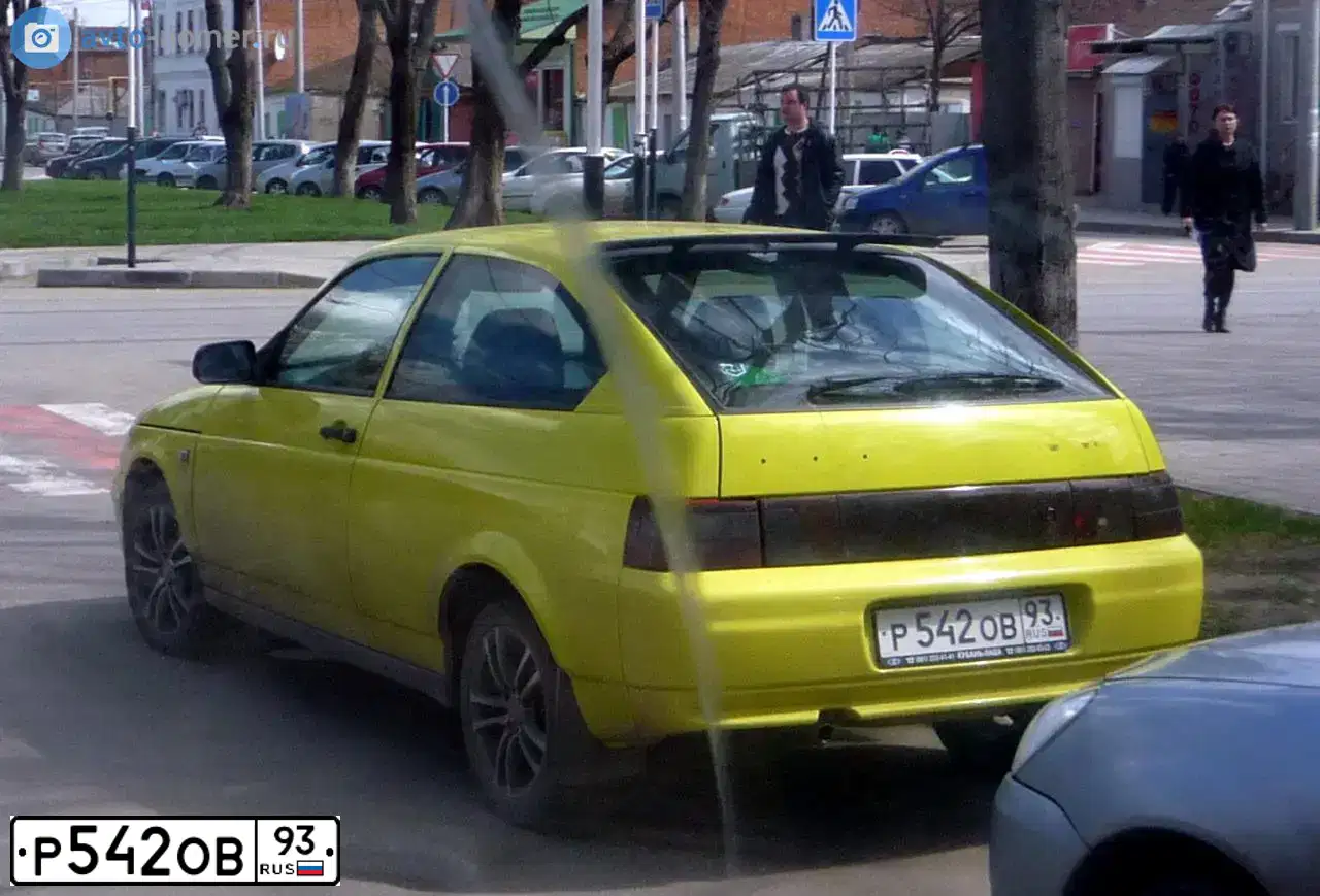 Фото автомобиля LADA 2112, 2008 — госномер Р542ОВ93. Цвет: ЖЕЛТЫЙ