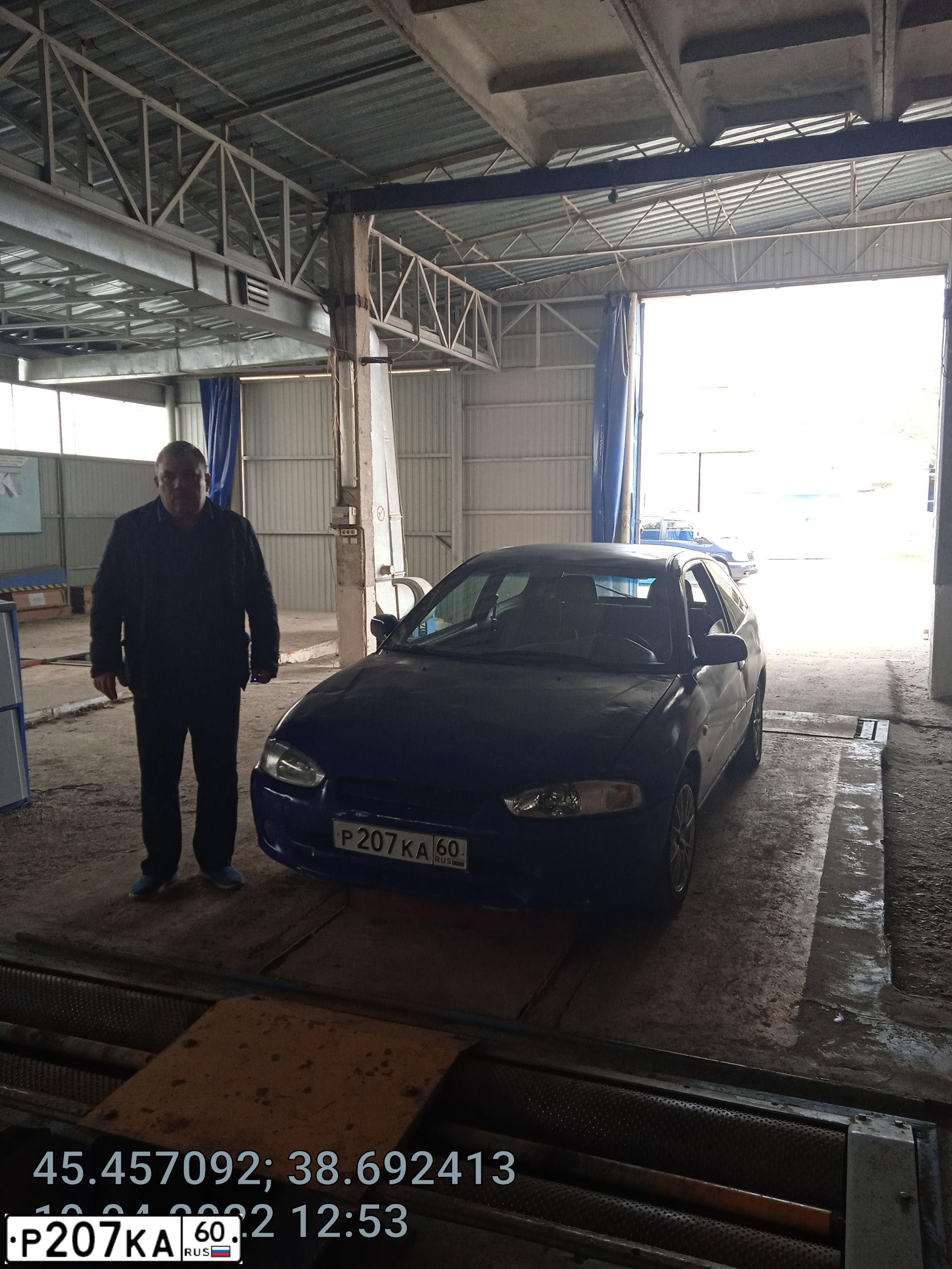 Фото автомобиля MITSUBISHI COLT, 1998 — госномер Р207КА60. Цвет: синий