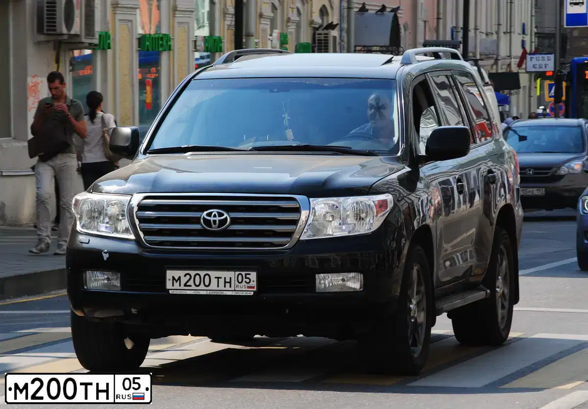 Фото автомобиля TOYOTA LANDCRUISER 200, 2008 — госномер М200ТН05. Цвет: ЧЕРНЫЙ