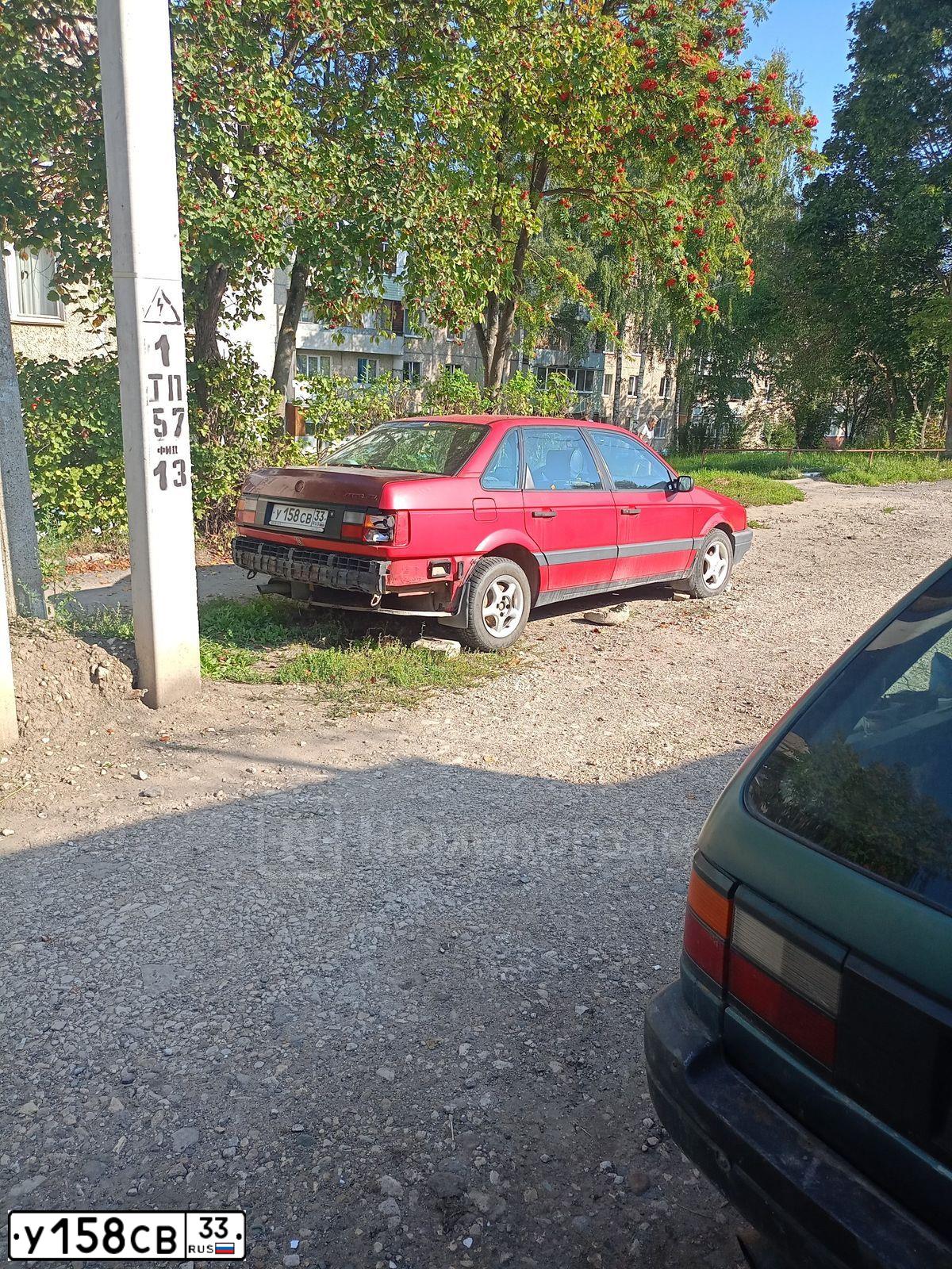 Фото автомобиля VOLKSWAGEN PASSAT, 1991 — госномер С010ЕВ33. Цвет: Красный