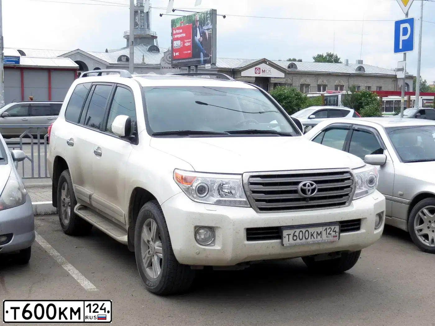 Фото автомобиля TOYOTA LANDCRUISER 200, 2013 — госномер Т600КМ124. Цвет: БЕЛЫЙ