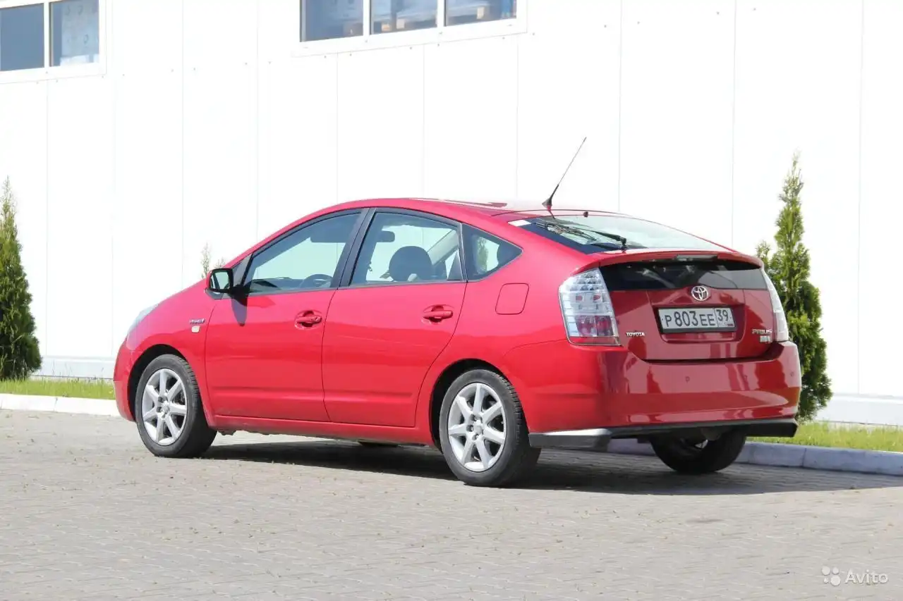 Фото автомобиля TOYOTA PRIUS, 2008 — госномер Р803ЕЕ39. Цвет: БЕЛЫЙ