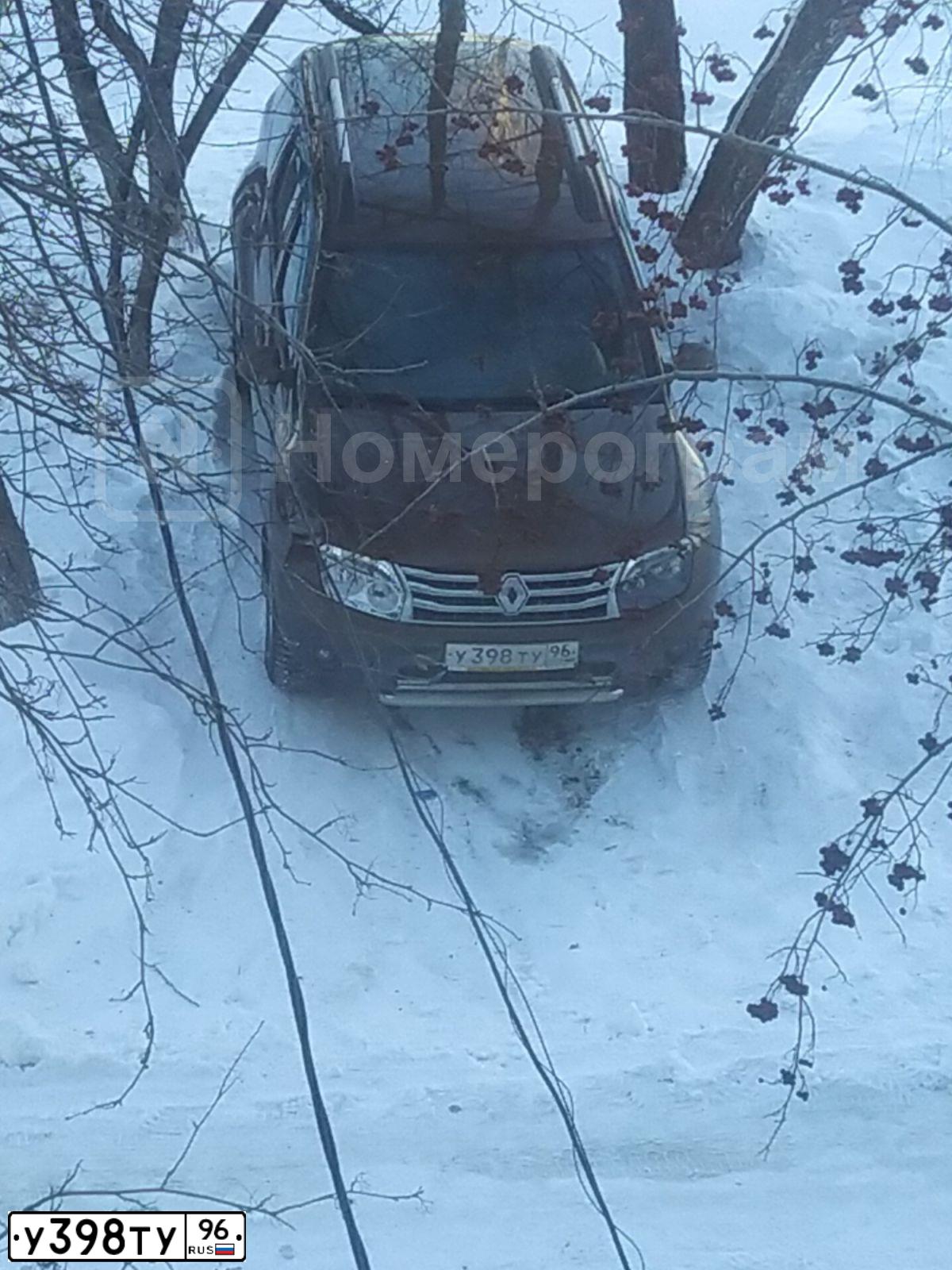 Фото автомобиля RENAULT DUSTER, 2012 — госномер У398ТУ96. Цвет: Коричневый