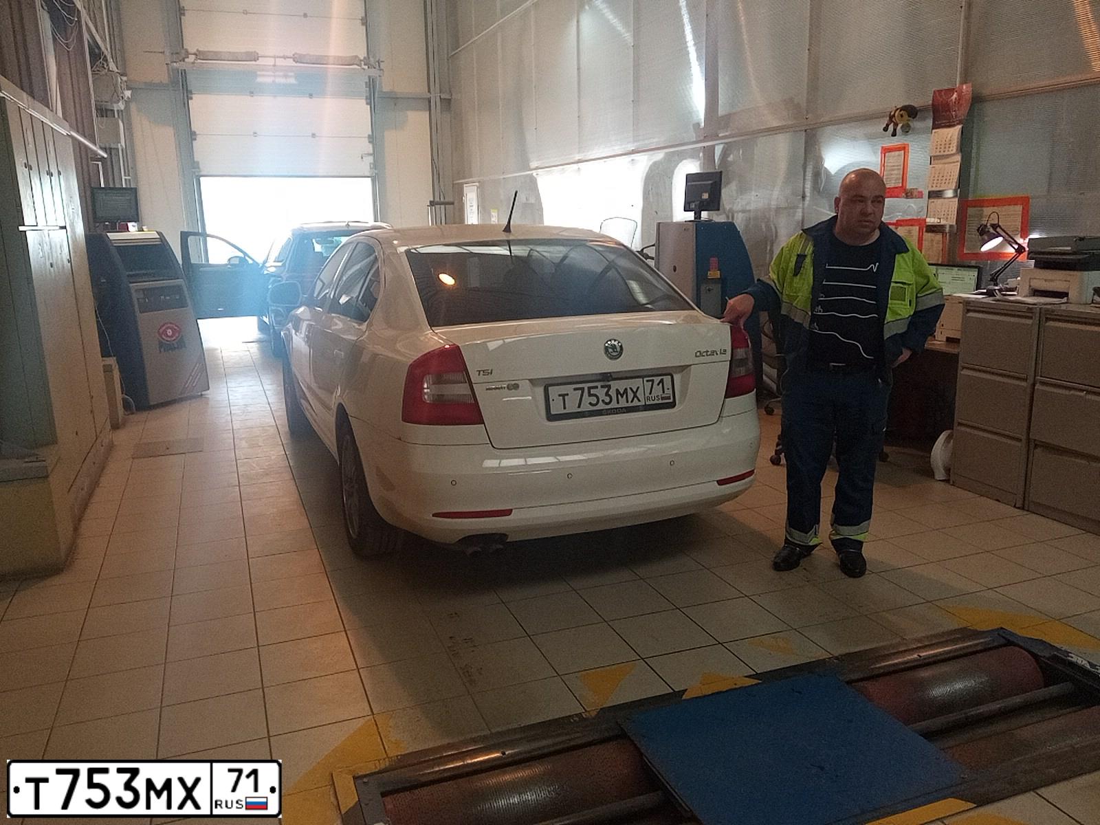 Фото автомобиля SKODA OCTAVIA, 2012 — госномер Т233ХВ790. Цвет: БЕЛЫЙ-ЖЕЛТЫЙ-СЕРЫЙ