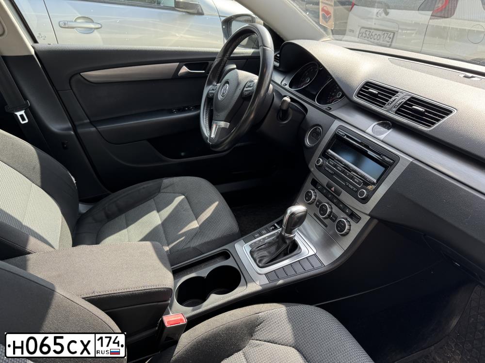 Фото автомобиля VOLKSWAGEN PASSAT, 2012 — госномер Н065СХ174. Цвет: БЕЖЕВО-СЕРЫЙ