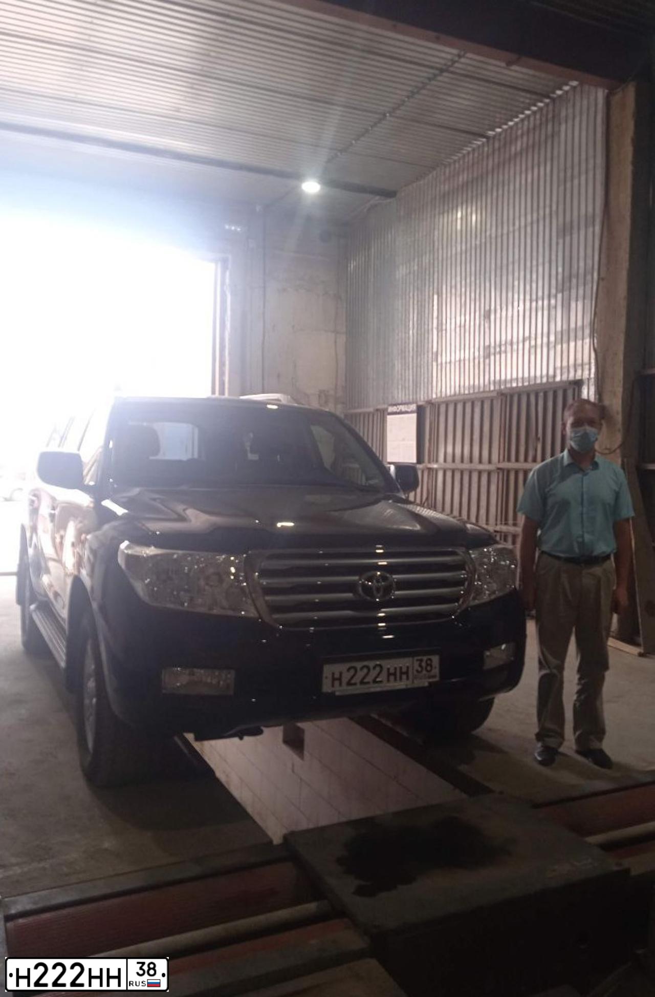 Фото автомобиля TOYOTA LANDCRUISER 200, 2011 — госномер Н222НН38. Цвет: ЧЕРНЫЙ