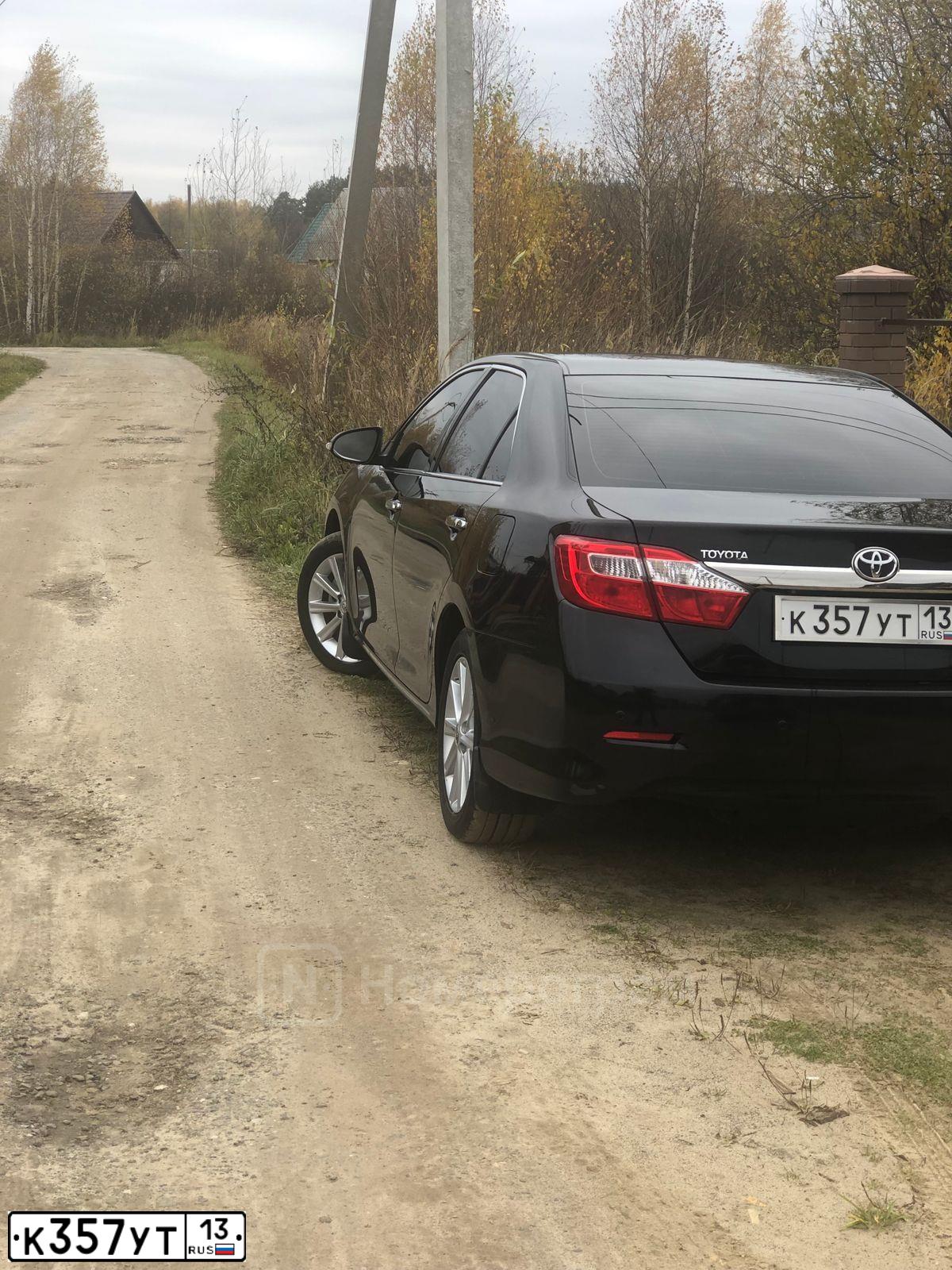 Фото автомобиля TOYOTA CAMRY, 2014 — госномер К357УТ13. Цвет: ЧЕРНЫЙ МЕТАЛЛИК