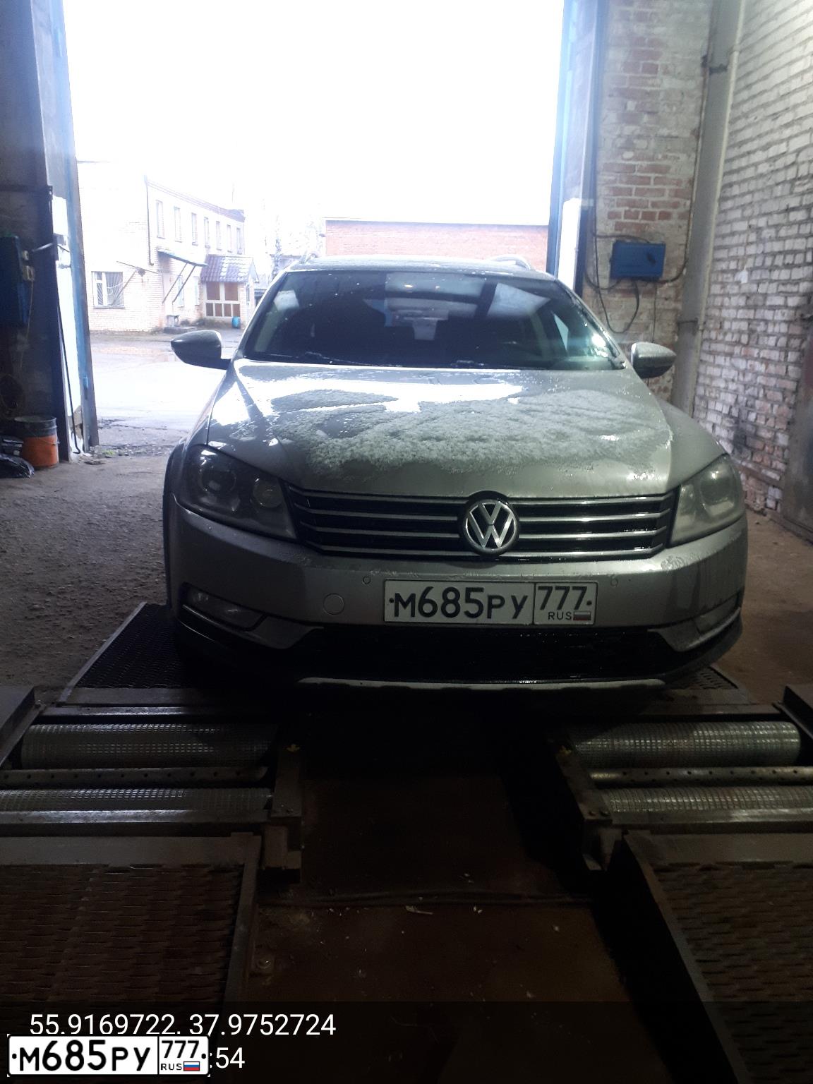 Фото автомобиля VOLKSWAGEN PASSAT, 2012 — госномер М685РУ777. Цвет: СЕРЕБРИСТЫЙ