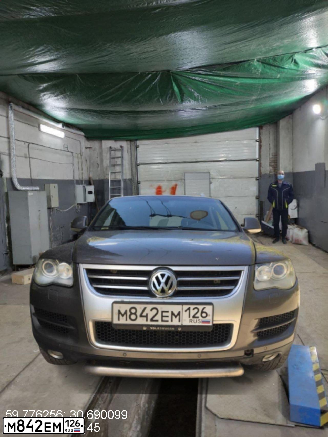 Фото автомобиля VOLKSWAGEN TOUAREG, 2007 — госномер В531ЕК92. Цвет: СЕРЫЙ