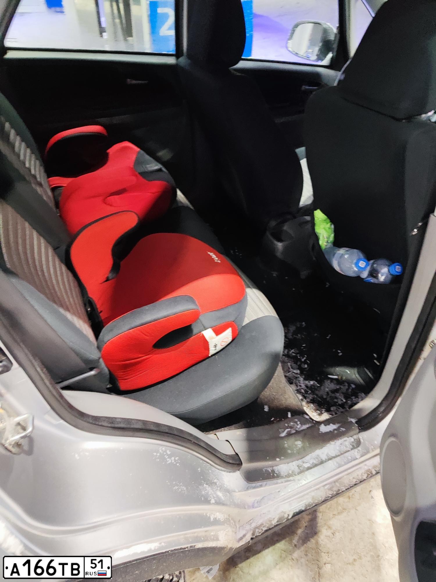 Фото автомобиля SUZUKI SX4, 2008 — госномер Т831НЕ39. Цвет: Серебристый