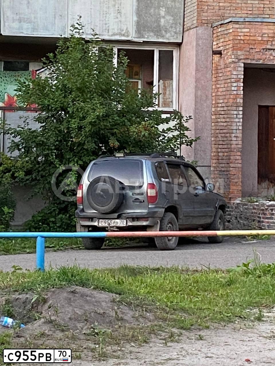 Фото автомобиля CHEVROLET NIVA, 2005 — госномер С955РВ70. Цвет: ТЕМНО-СЕРЫЙ