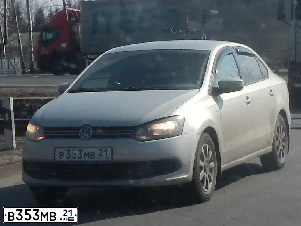Фото автомобиля VOLKSWAGEN POLO, 2011 — госномер Н753ЕТ21. Цвет: Серебристо-Желтый