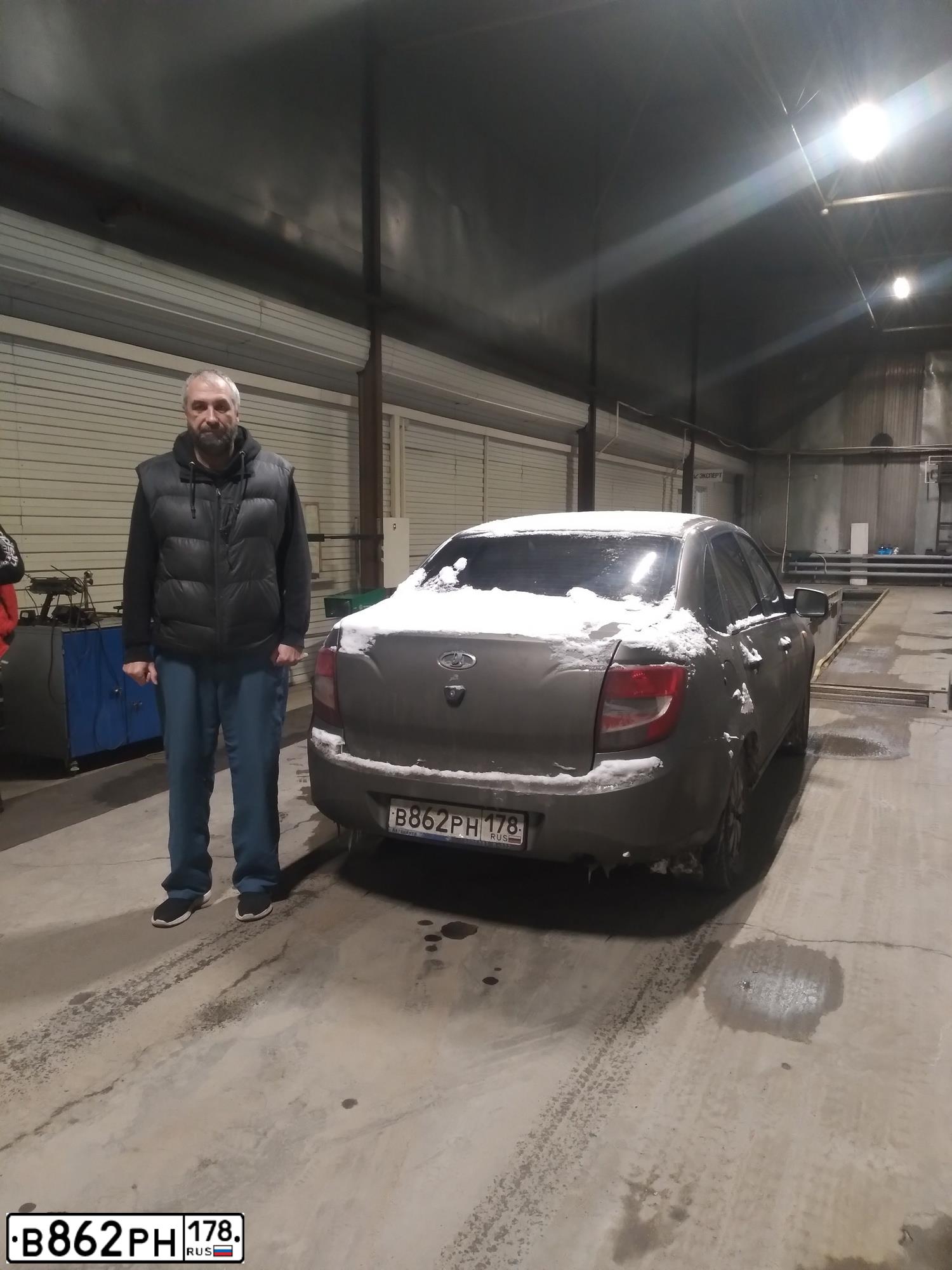 Фото автомобиля LADA 2190 GRANTA, 2013 — госномер В862РН178. Цвет: СЕРЕБРИСТО-СЕРЫЙ