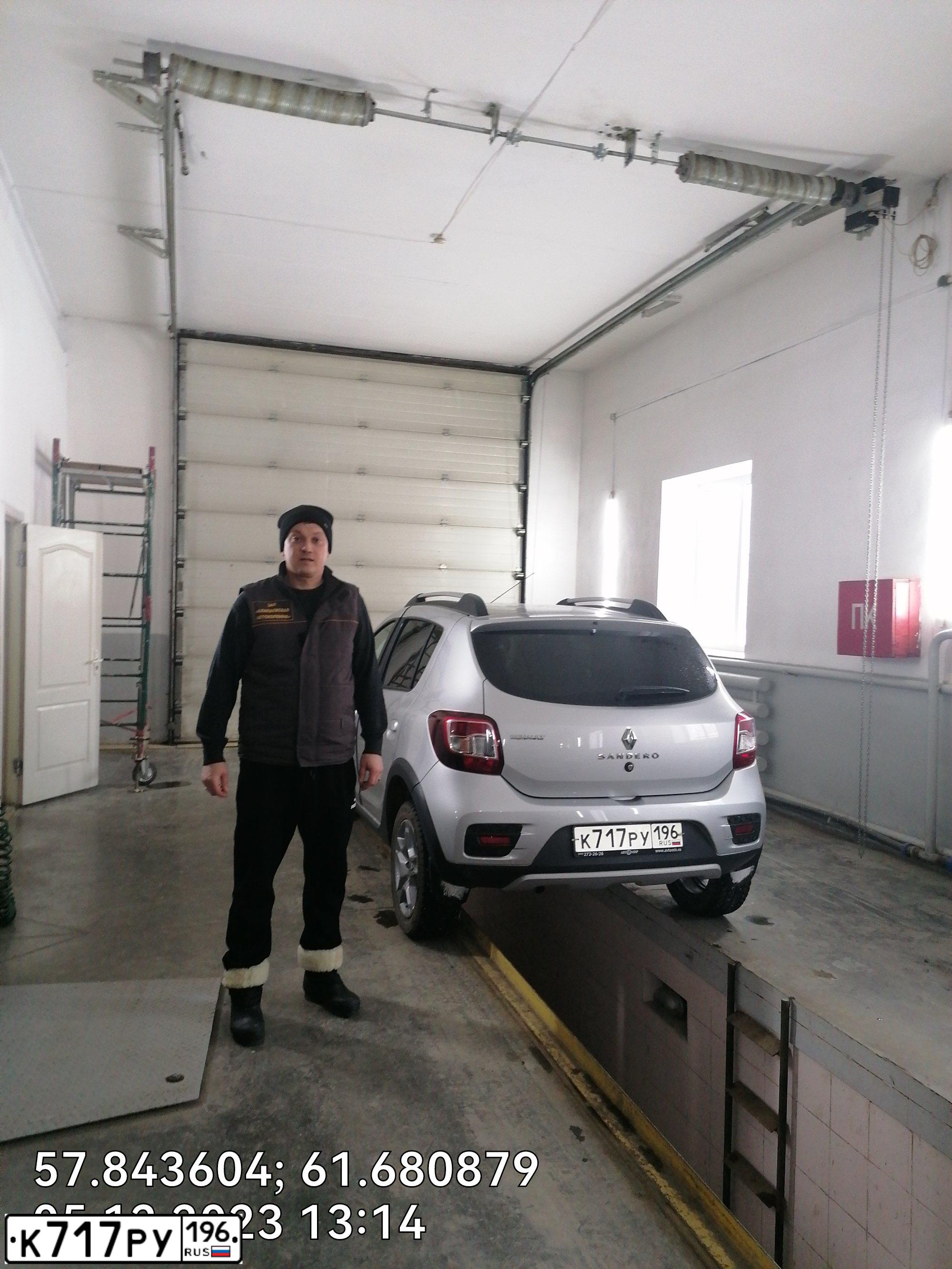 Фото автомобиля RENAULT SANDERO, 2018 — госномер С871МС196. Цвет: СВЕТЛО-СЕРЫЙ