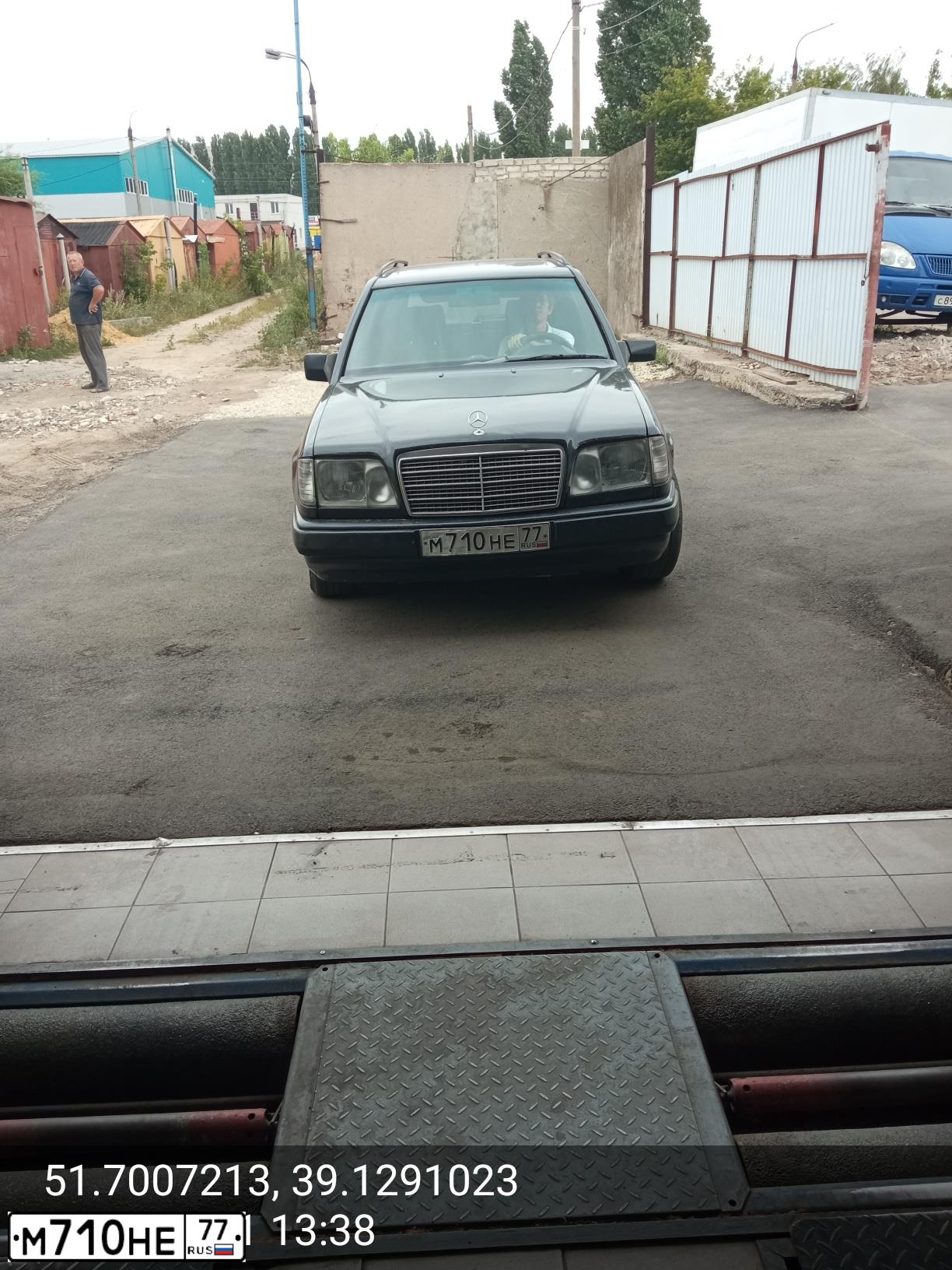 Фото автомобиля MERCEDES E-KLASSE, 1988 — госномер А090ЕО136. Цвет: ЧЕРНЫЙ