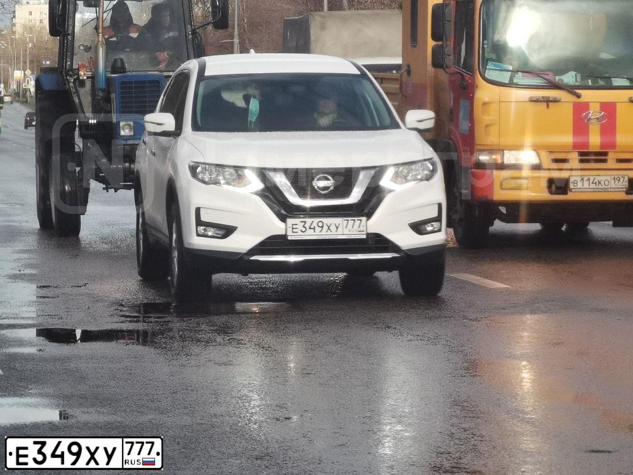 Фото автомобиля NISSAN X-TRAIL, 2019 — госномер Е876ВО550. Цвет: Белый