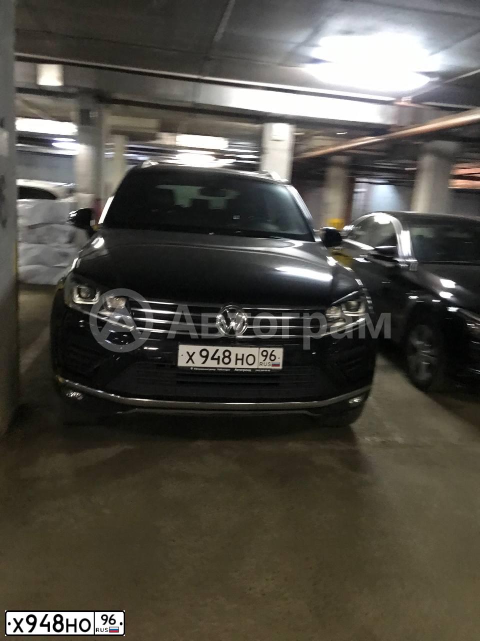 Фото автомобиля VOLKSWAGEN TOUAREG, 2018 — госномер Х948НО96. Цвет: ЧЕРНЫЙ