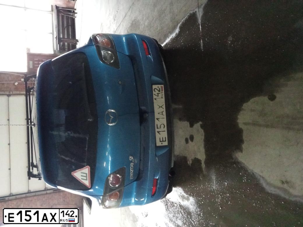 Фото автомобиля MAZDA 3, 2005 — госномер Е151АХ142. Цвет: СВЕТЛО СИНИЙ