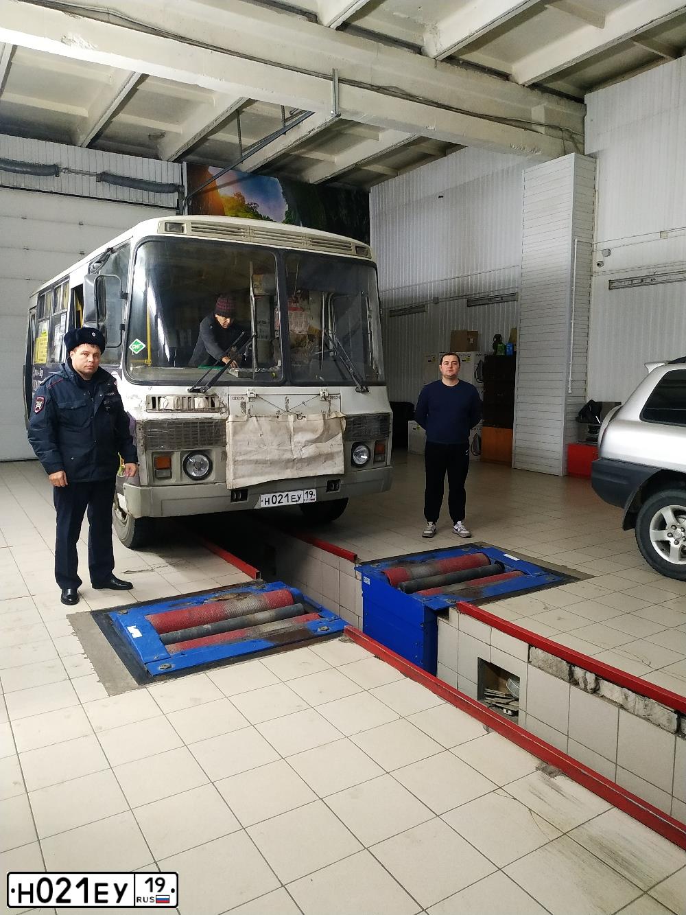 Фото автомобиля PAZ 3205, 2012 — госномер Н021ЕУ19. Цвет: БЕЛЫЙ