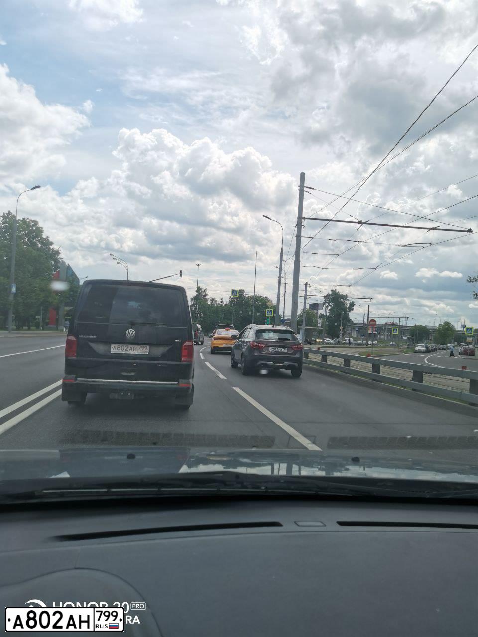 Фото автомобиля VOLKSWAGEN MULTIVAN, 2017 — госномер А802АН799. Цвет: ЧЕРНЫЙ