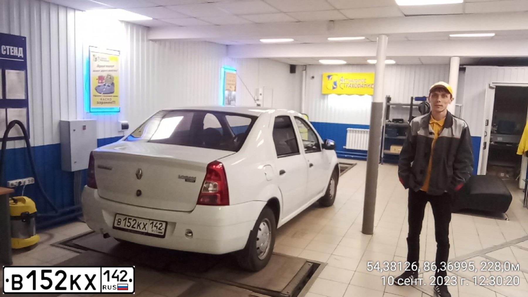 Фото автомобиля RENAULT LOGAN, 2012 — госномер В152КХ142. Цвет: Белый