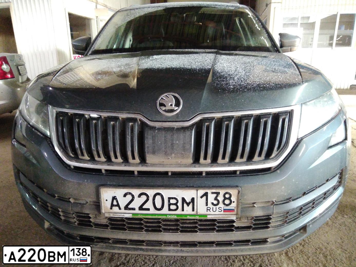 Фото автомобиля SKODA KODIAQ, 2017 — госномер А220ВМ138. Цвет: Серый