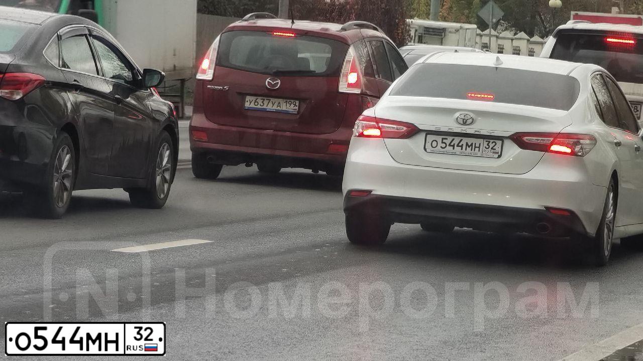 Фото автомобиля TOYOTA CAMRY, 2018 — госномер О877ХХ31. Цвет: БЕЛЫЙ ПЕРЛАМУТР