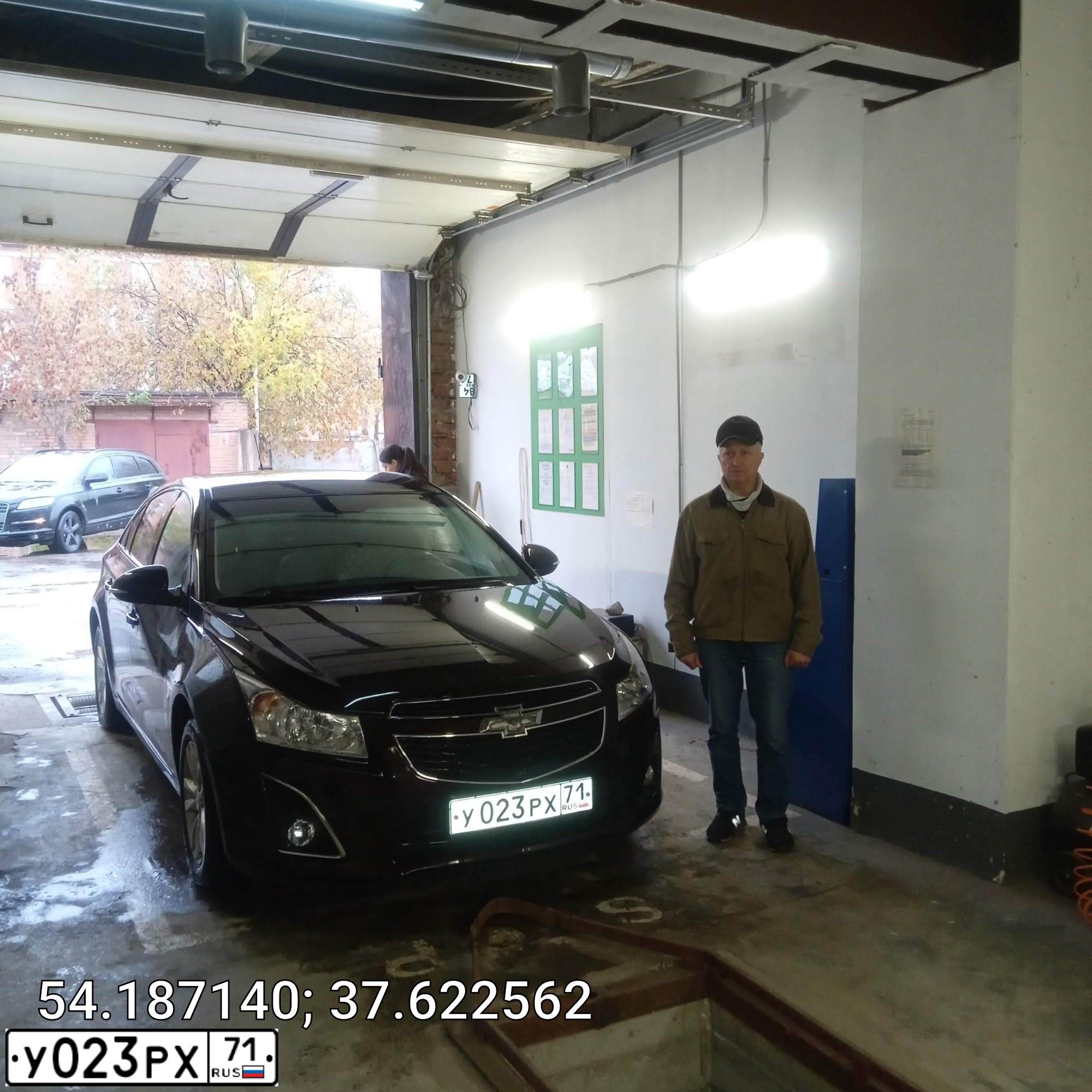 Фото автомобиля CHEVROLET CRUZE, 2014 — госномер Е126ВЕ750. Цвет: Коричневый