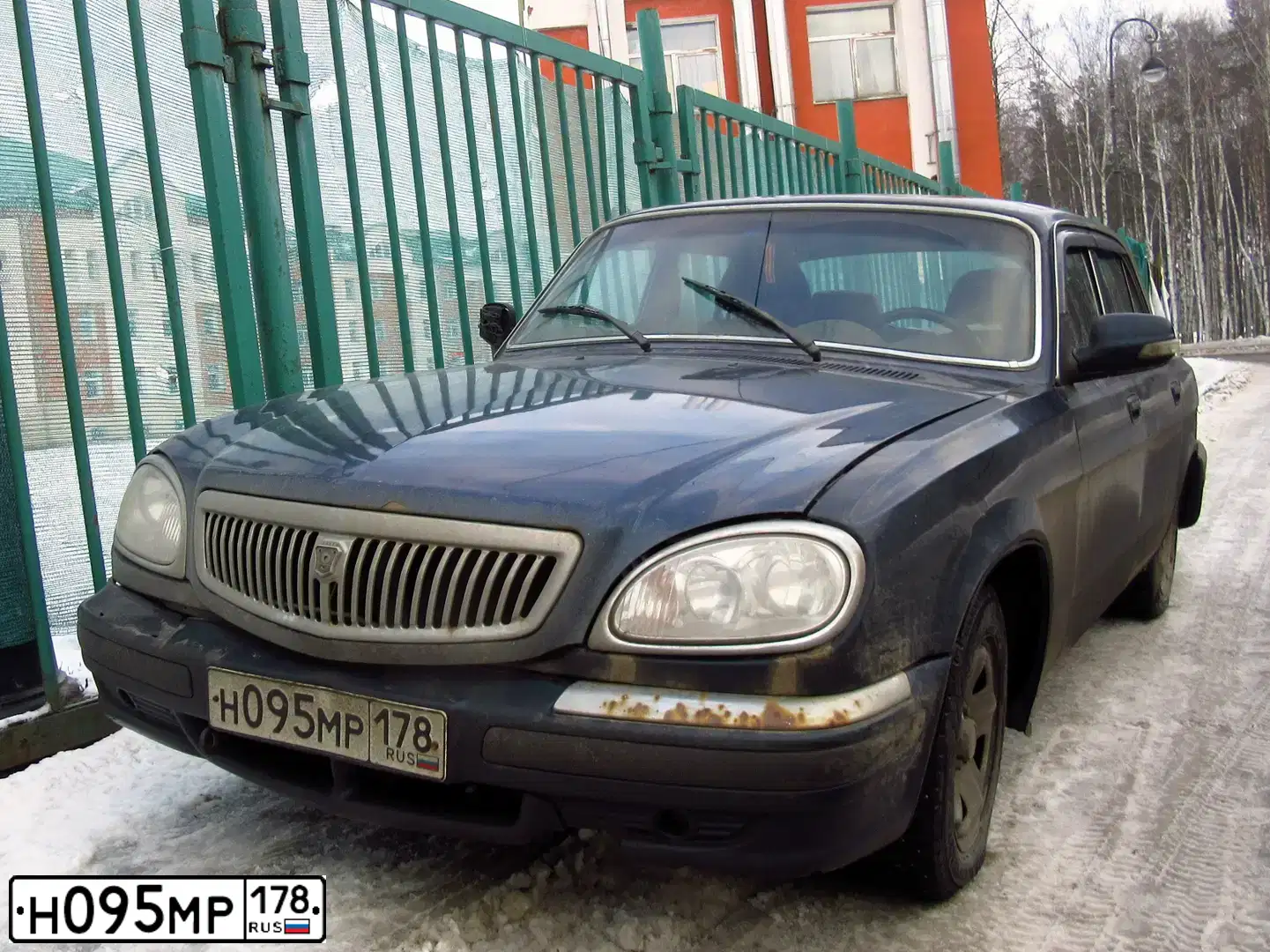 Фото автомобиля GAZ 3110 WOLGA, 2006 — госномер Н095МР178. Цвет: синий