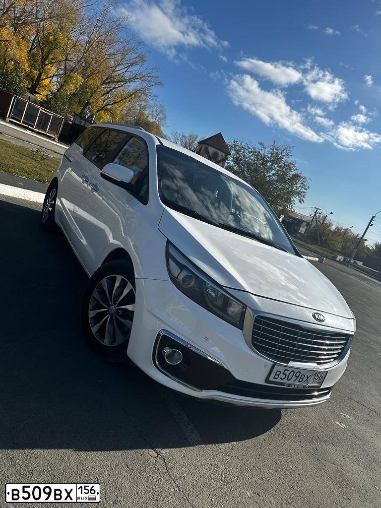 Фото автомобиля KIA CARNIVAL, 2017 — госномер В509ВХ156. Цвет: Белый