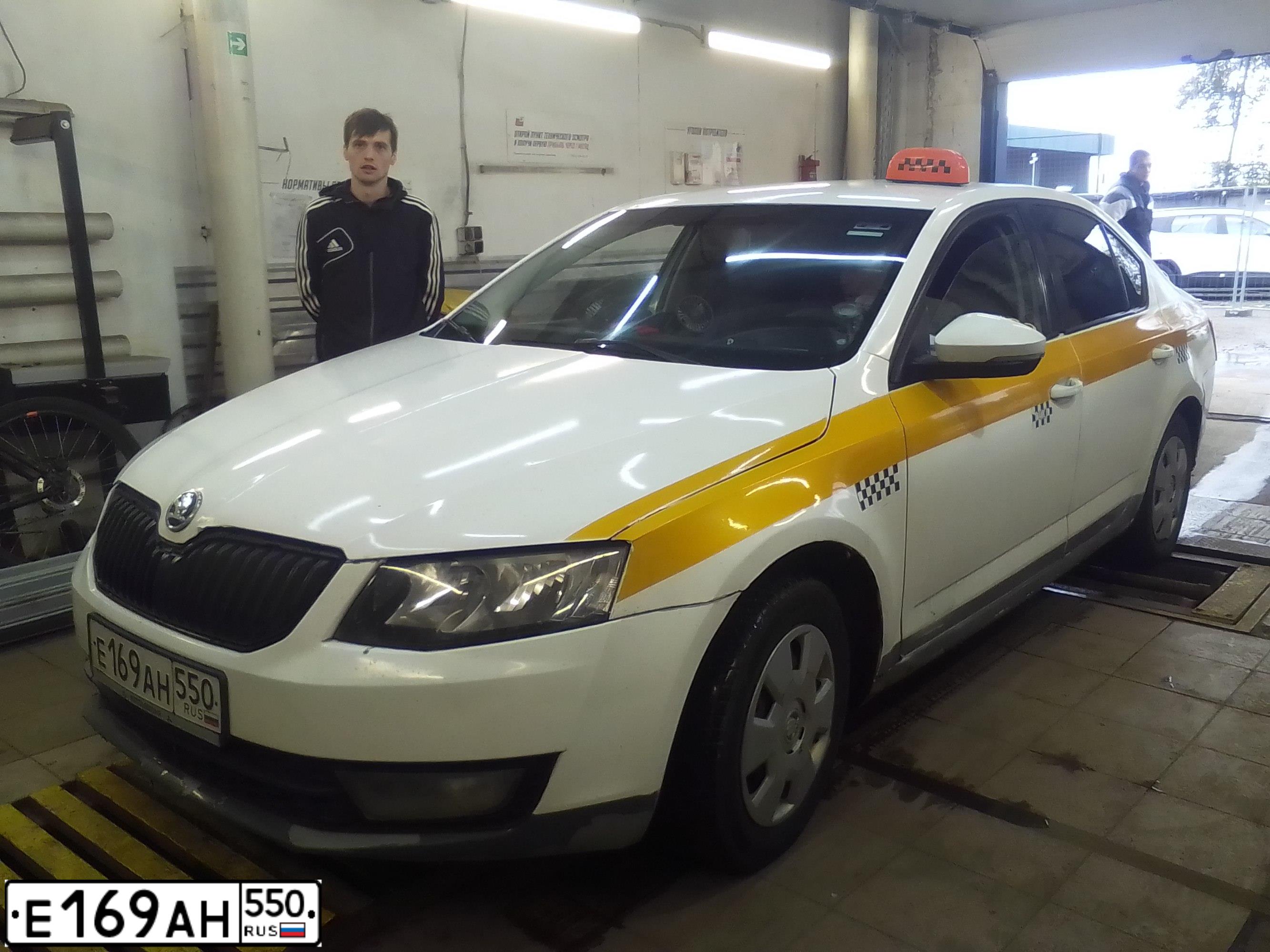 Фото автомобиля SKODA OCTAVIA, 2015 — госномер Е169АН550. Цвет: БЕЛЫЙ-ЖЕЛТЫЙ-СЕРЫЙ