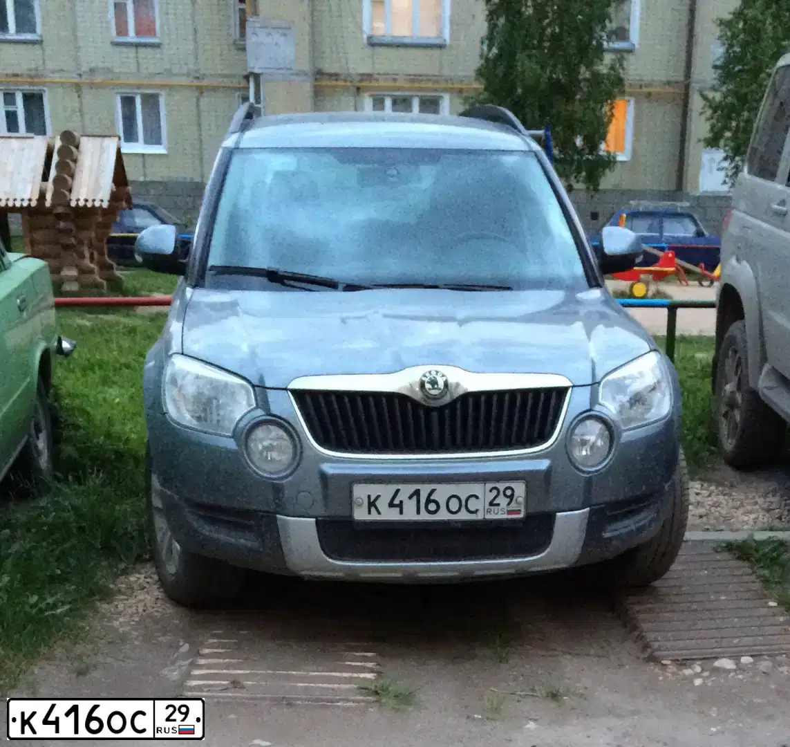 Фото автомобиля SKODA YETI, 2012 — госномер К416ОС29. Цвет: СЕРЫЙ