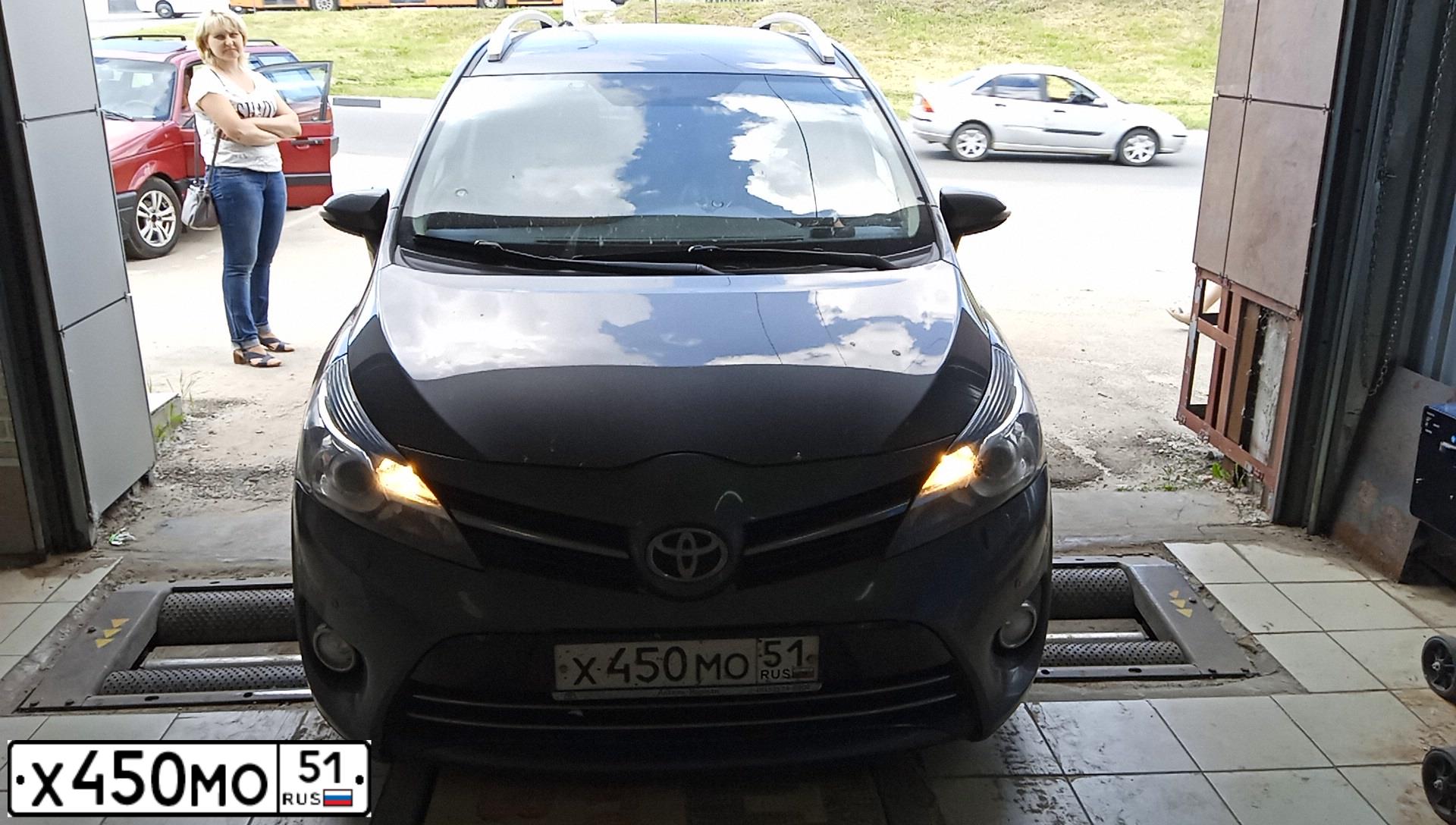 Фото автомобиля TOYOTA VERSO, 2013 — госномер Х450МО51. Цвет: СЕРЫЙ