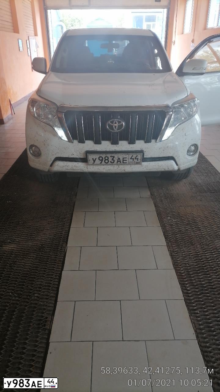 Фото автомобиля TOYOTA LANDCRUISER, 2015 — госномер У983АЕ44. Цвет: Белый