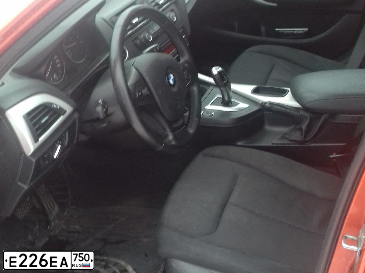 Фото автомобиля BMW SERIE 1, 2013 — госномер Е226ЕА750. Цвет: ОРАНЖЕВЫЙ