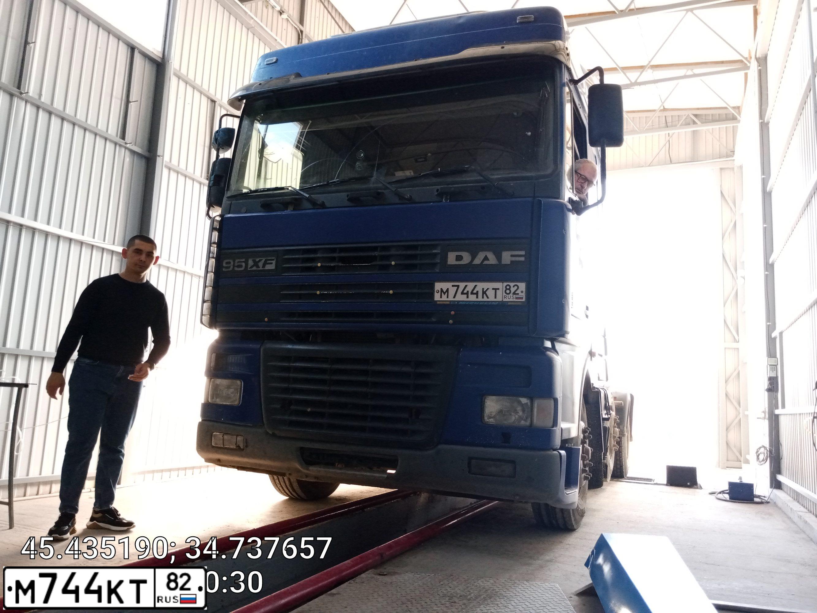 Фото автомобиля DAF 95 XF 430, 2000 — госномер М744КТ82. Цвет: синий