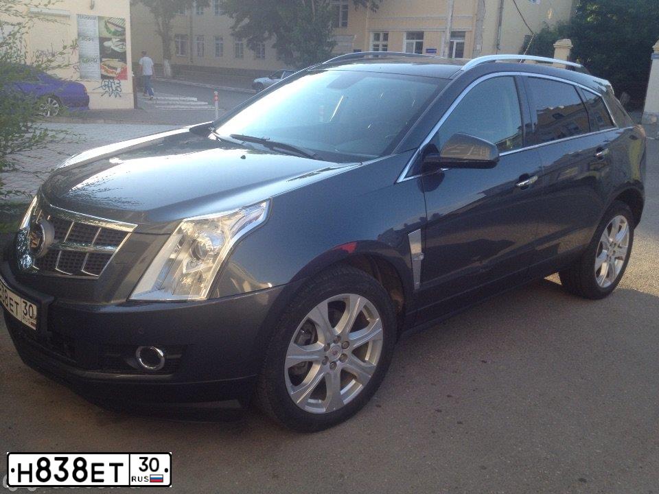 Фото автомобиля CADILLAC SRX, 2009 — госномер Н838ЕТ30. Цвет: СЕРЫЙ