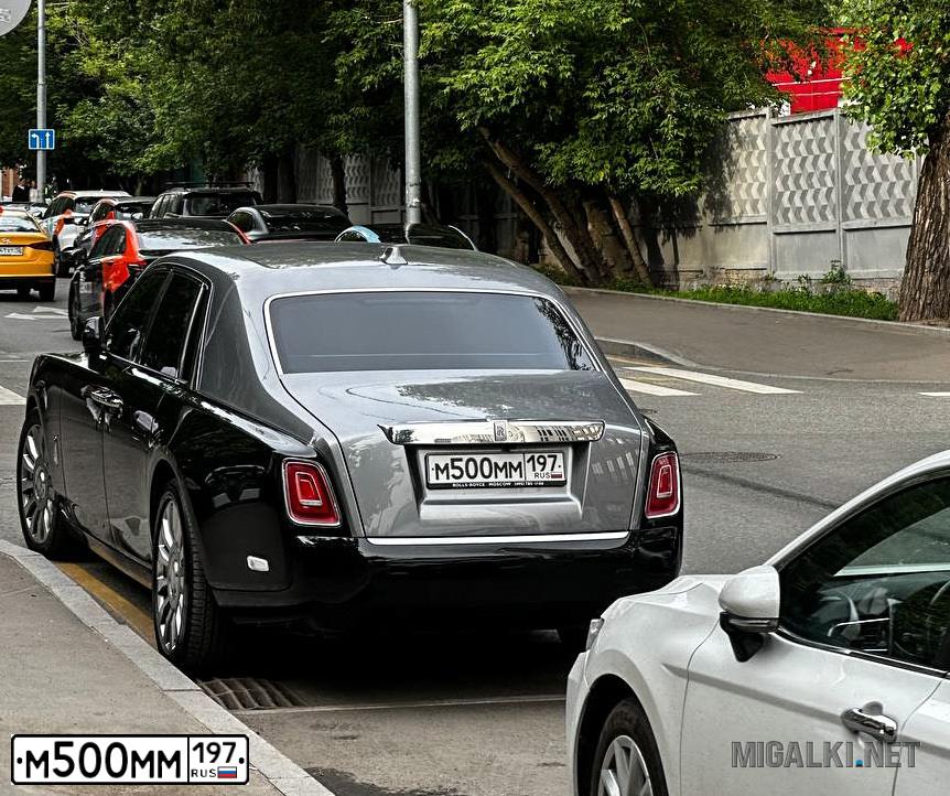 Фото автомобиля ROLLS ROYCE ROLLS-ROYCE PHANTOM, 2019 — госномер М500ММ197. Цвет: ЧЕРНЫЙ СЕРЫЙ
