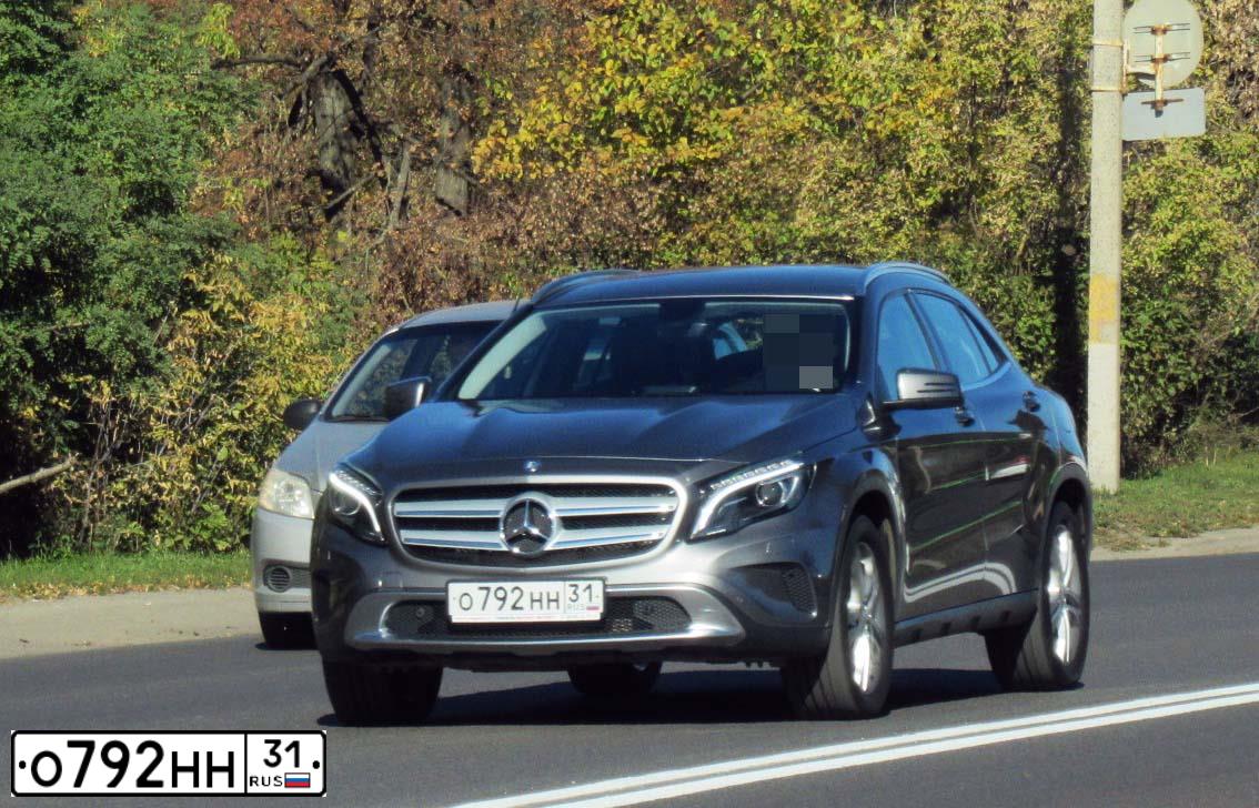 Фото автомобиля MERCEDES GLA-KLASSE, 2015 — госномер Р725ОЕ46. Цвет: СЕРЫЙ