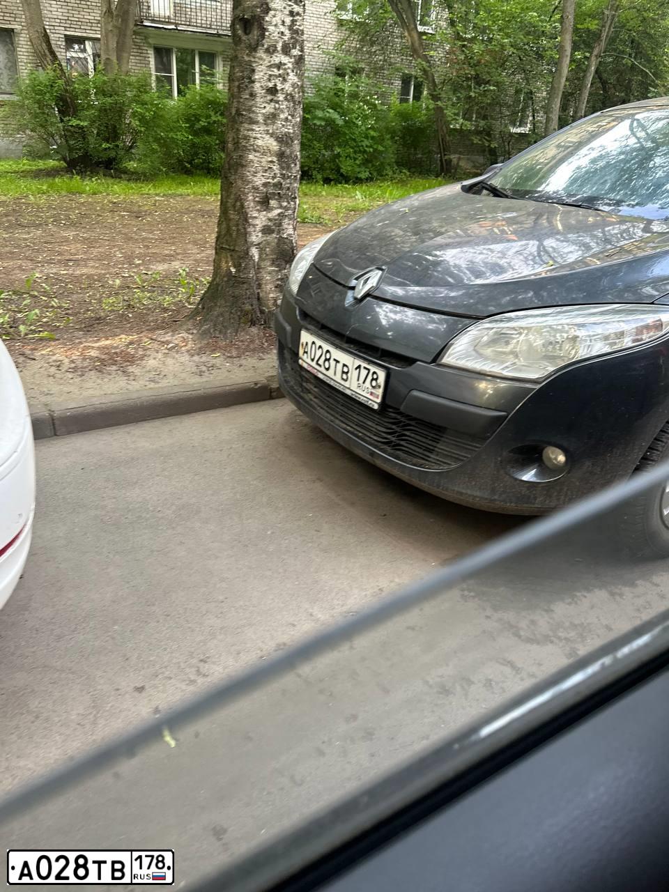 Фото автомобиля RENAULT MEGANE, 2010 — госномер А028ТВ178. Цвет: ТЕМНО-СЕРЫЙ