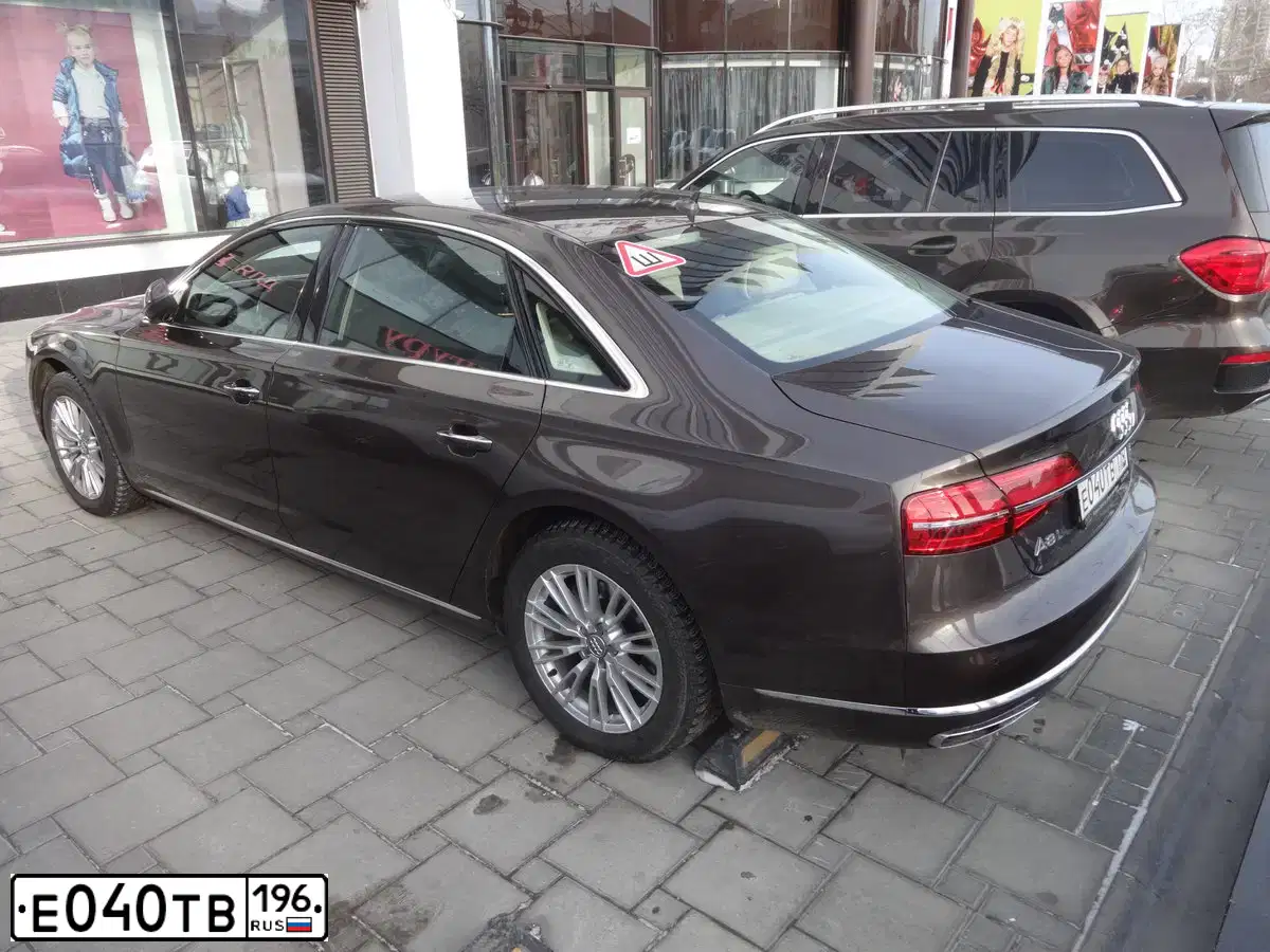Фото автомобиля AUDI A8, 2014 — госномер Е040ТВ196. Цвет: Коричневый