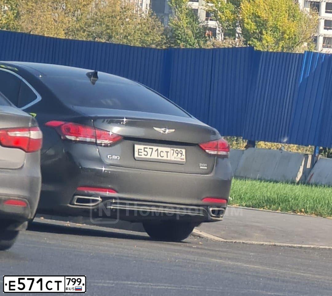 Фото автомобиля GENESIS G80, 2019 — госномер Е571СТ799. Цвет: ЧЕРНЫЙ
